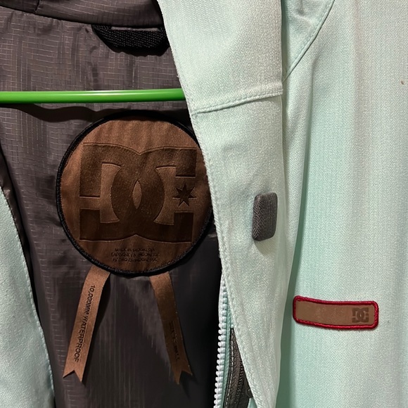 XS Mint green DC ski jacket. 10,000 MM Waterproof. Many pockets. Gently used. - Picture 3 of 17